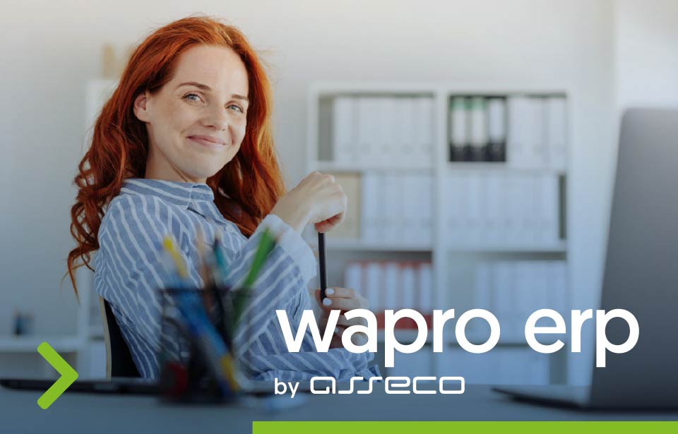 Pracownica zadowolona z systemu Wapro ERP